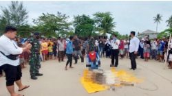 Proses evakuasi penemuan mayat pria tanpa identitas di perairan jebu laut, Bangka Barat.