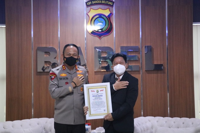 Kapolda Babel, Irjen Pol Yan Sultra saat menerima penghargaan dari Lemkapi.