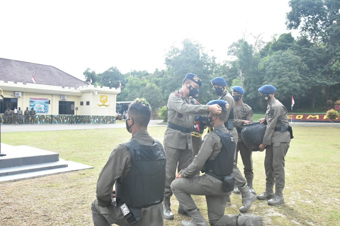 Kapolda Babel, Irjen Pol Yan Sultra saat pimpin pembaretan Bintara dan Tamtama Brimobda Babel.