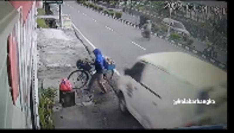 Tangkapan layar detik-detik tukang jamu nyaris ditabrak minibus.
