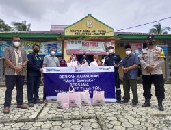 Terima Paket Sembako dari PT Timah Tbk, Nenek Ana Bisa Buat Ketupat Lebaran Nanti