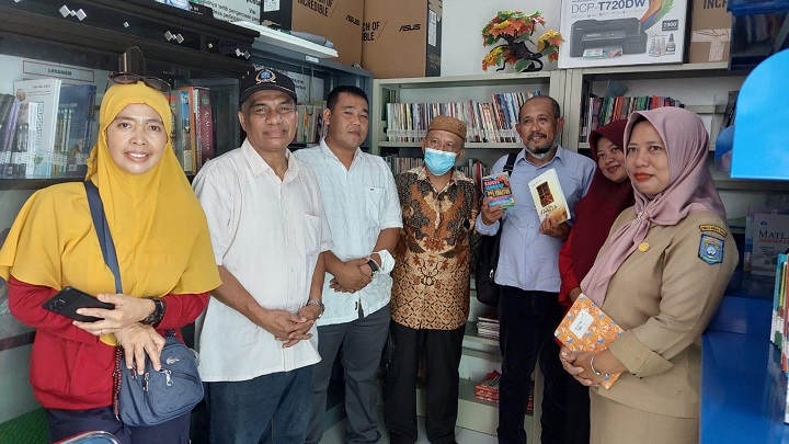 20220512 Komisi I DPRD Babel saat berkunjung ke perpustakaan Teratai Putih di Desa Pedindang Kabupaten Bangka Tengah.