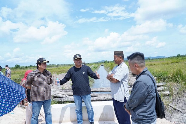 20220517 Ketua komisi III Adet Mastur, SH. MH, di sela-sela kunjungan lapangan ke persawahan desa kepoh kecamatan toboali Kabupaten bangka selatan.