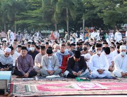 Molen-Sopian dan Masyarakat Pangkalpinang Laksanakan Sholat Ied di Alun alun Taman Merdeka