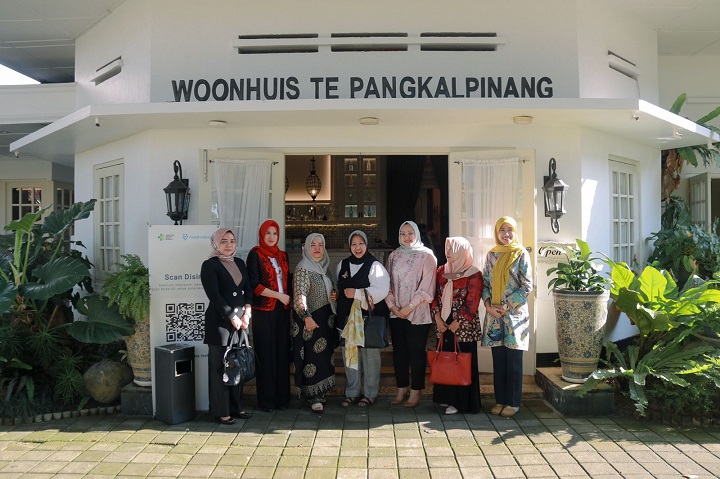 20220524 Ketua PKK Pangkalpinang, Monica Haprinda saat foto bersama dengan Istri Pj Gubernur Babel beserta Ketua PKK se-Provinsi Babel.