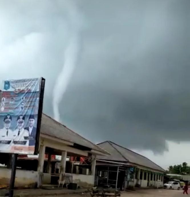 20220525 Angin puting beliung di Batu Belubang, Bnagka Tengah. (ist)