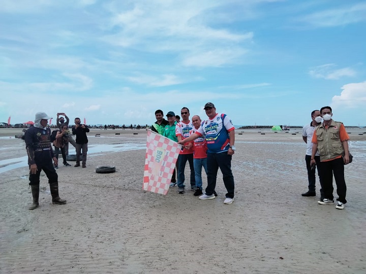 20220604 Wali Kota Pangkalpinang, Maulan Aklil menghadiri pembukaan Kapolres Cup balap sepeda motor, di Pantai Pasir Padi Pangkalpinang.