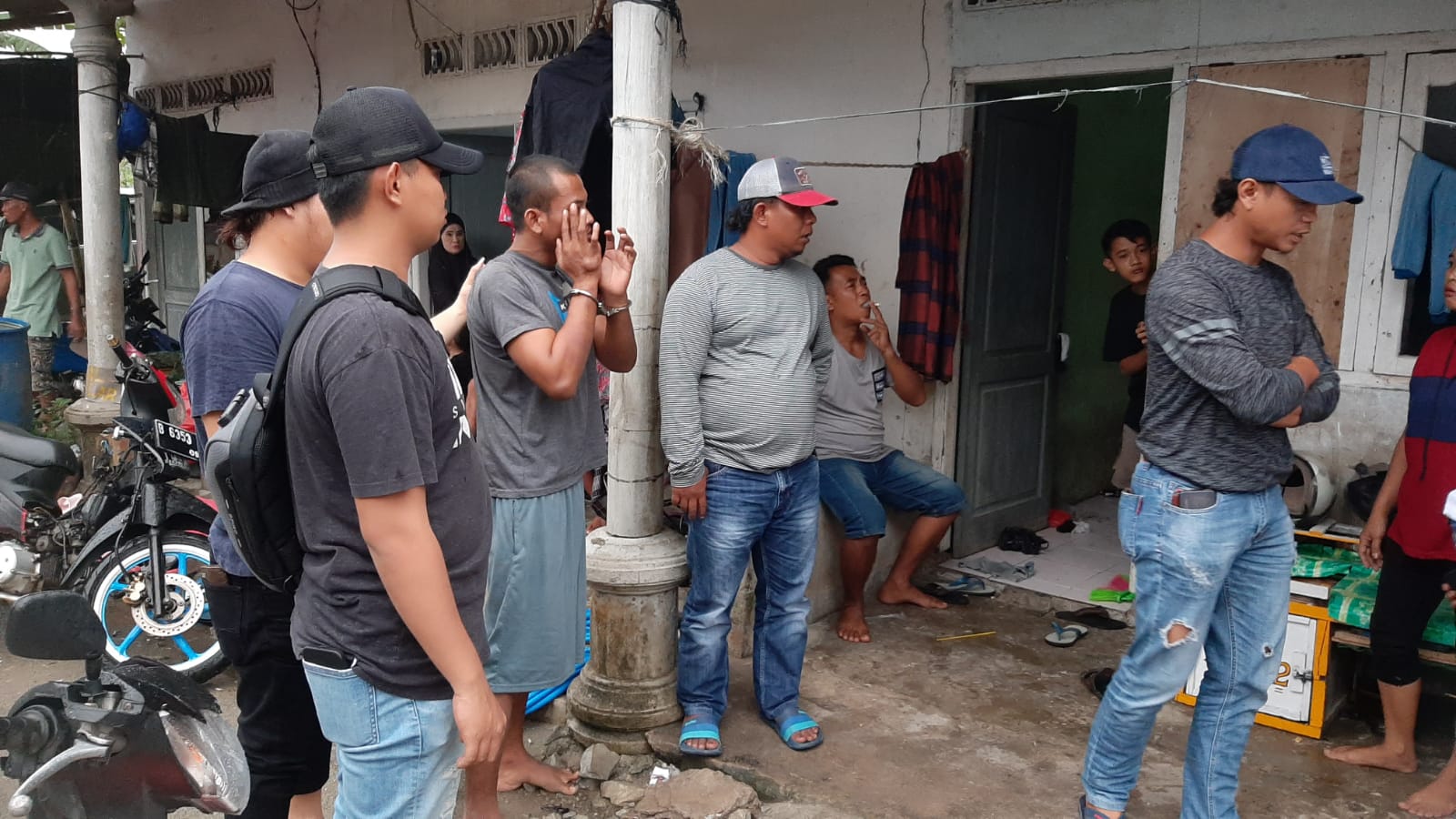 20220610_Tersangka ER saat diminta menunjukkan tempat barang hasil curiannya dijual. (ist)