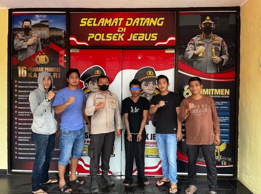 20220613_Tersangka F diamankan di Mapolsek Jebus. (ist)