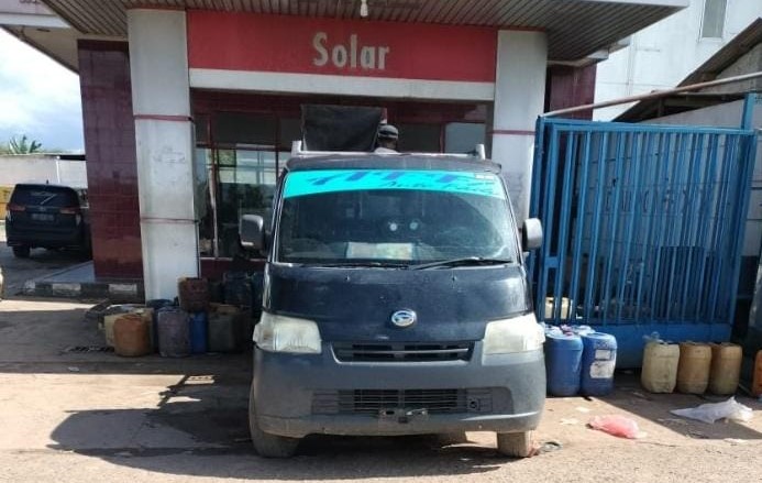 20220620_Polisi saat mengamankan mobil bermuatan puluhan jeriken BBM bersubsidi jenis solar. (ist)