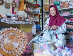 Beragam Barang Bekas Ditangan Merlinda Jadi Beragam Kerajinan Menghasilkan Cuan