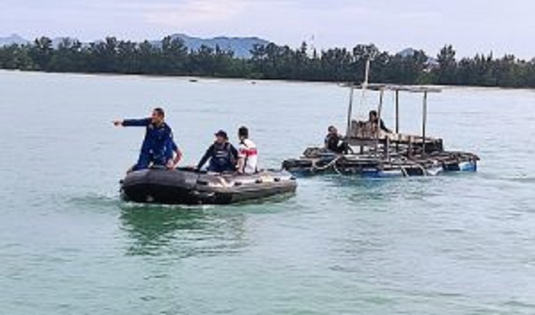 Polair mengamankan ponton air di Tanjung Bunga
