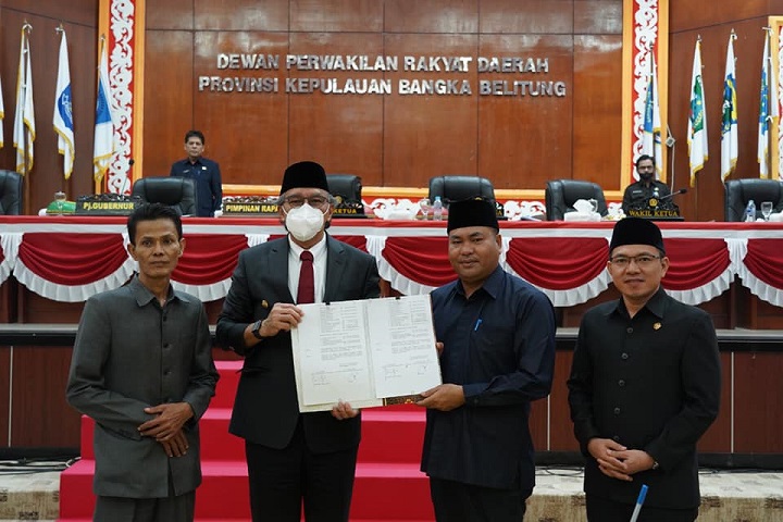 20220729 Plt Ketua DPRD Babel, Adet Mastur saat menyerahkan laporan pertanggungjawaban pelaksanaan APBD tahun anggaran 2021 ke Pj Gubernur Babel, Ridwan Djamaluddin.