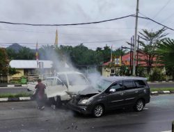 Pengemudi Sempat Terjepit, Mobil Pikap Tabrak Pembatas Jalan Lanjut Innova