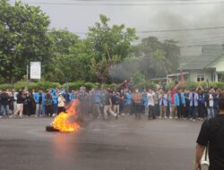 Demo Kenaikan Harga BBM, Ratusan Mahasiswa Long March Hingga Bakar Ban di Simpang 7 Pangkalpinang