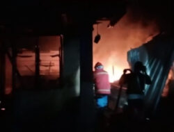 Langsung Tanggapi Laporan, Tim Damkar PT Timah Tbk Ikut Berjibaku Padamkan Kebakaran Toko dan Rumah di Belinyu