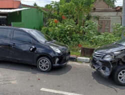 Brak!!! Tiga Mobil Tabrakan Beruntun di Jalan Soekarno-Hatta, Avanza Terguling ke Tengah lalu Disambar Xenia