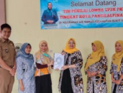 Ketua TP PKK Kota Pangkalpinang dan Tim Penilai Lomba UP2K Kunjungi Kelurahan Air Mawar