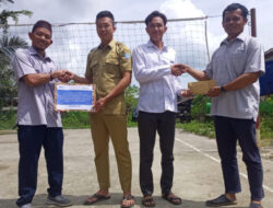 Dukung Kemajuan Olahraga Bola Voli di Desa Tanjung Niur, PT Timah Tbk Serahkan Sarana dan Prasarana Olahraga