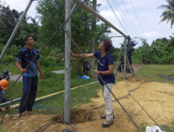 Tak Sekadar Materil, Karyawan PT Timah Tbk Bersama Pemuda Dusun Terabik Bergotong Royong Bikin Tiang Gawang