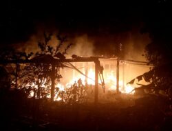 Damkar PT Timah Tbk Bantu Warga Padamkan Kebakaran di Pabrik Gambir