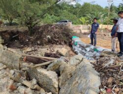 PT Timah Tbk Serahkan Bantuan Perbaikan Tembok Penahan Abrasi di Pantai Teluk Dalam Roboh