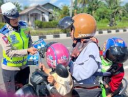 Polwan Satlantas Polres Belitung Bagikan Brosur Dan Stiker Keselamatan Berlalu Lintas Kepada Pengguna Jalan