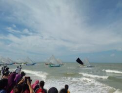 PT Timah Tbk Dukung Kemajuan Pariwisata Pantai Serdang Melalui Festival Kater Berlayar