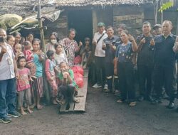 PT Timah Serahkan Paket Sembako dan Peduli Terhadap Suku Asli di Desa Perayun