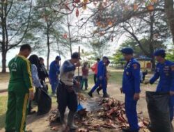 Sat Polair Polres Bangka Tengah Ajak Masyarakat Untuk Tingkatkan Kesadaran Dalam Menjaga Kebersihan Lingkungan Pesisir