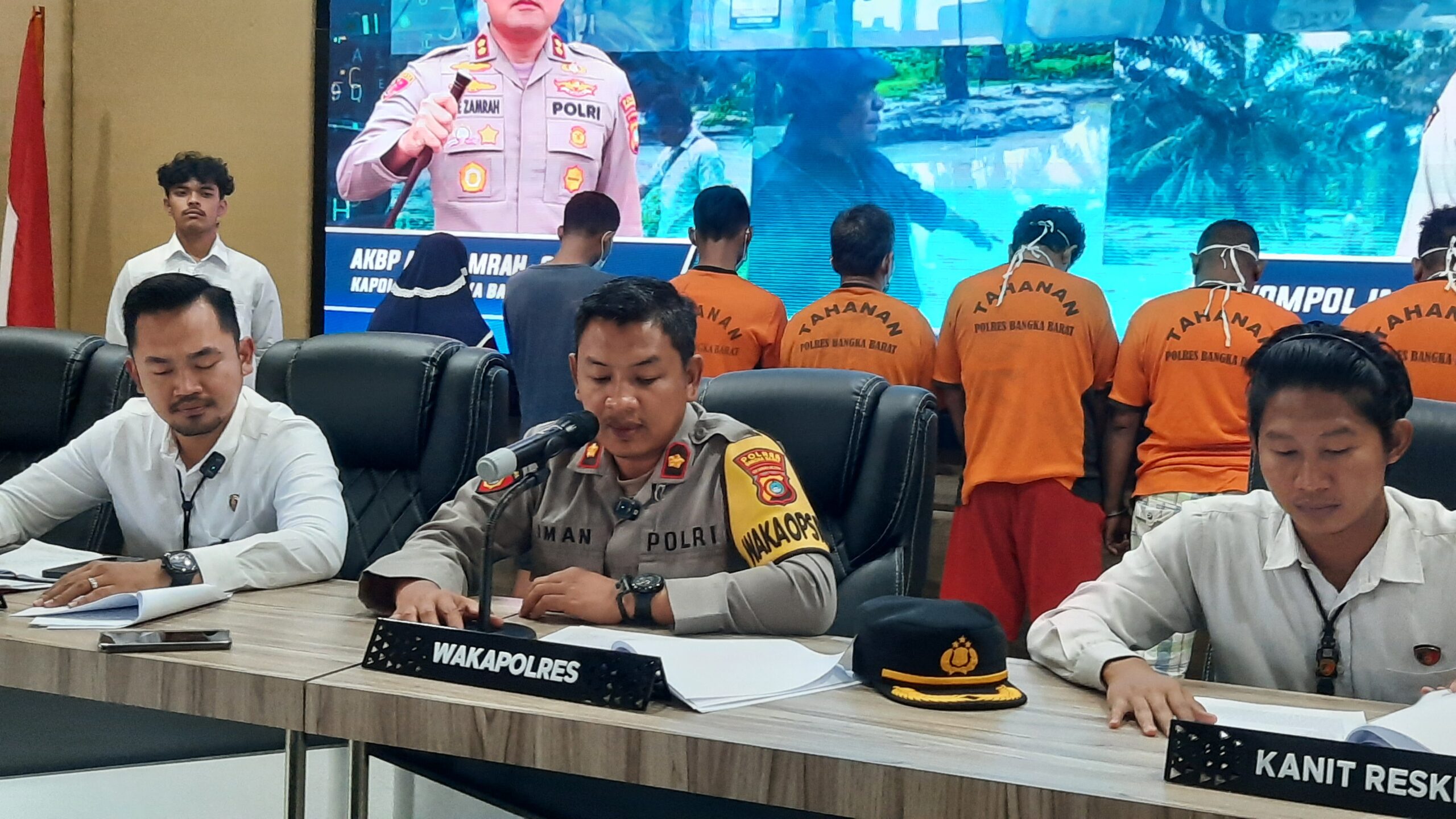 Wakapolres Bangka Barat Kompol Iman Teguh Prasetiyo pimpinan konferensi pers di Gedung Catur Prasetiya, Senin (27/11/2023).(Babelhits.com/Yuranda)