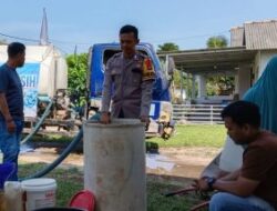 Aksi Bripka Teddy Peduli Masyarakat Salurkan Air Bersih di Padangbaru Bangka Tengah