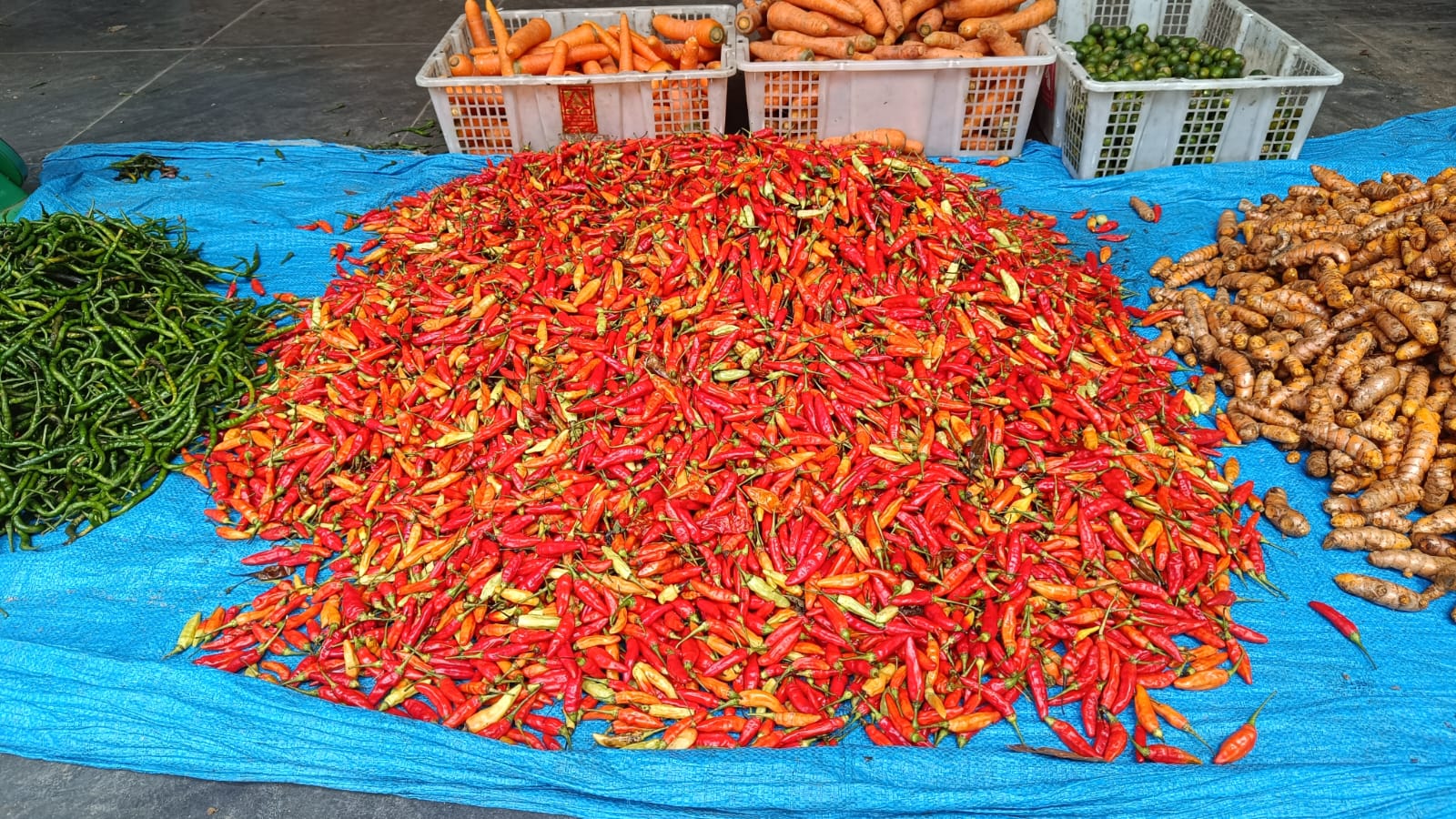 Cabai rawit merah di lapak Pasar Rakyat Mentok, Bangka Barat.
