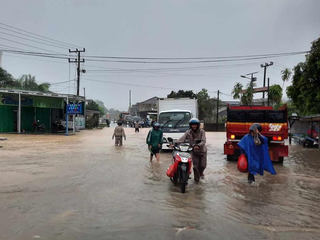 Ilustrasi-- Kondisi banjir di Jalan Kimjung, Kecamatan Parittiga, Bangka Barat saat musim penghujan, beberapa waktu lalu. (Babelhits.com/Yuranda).