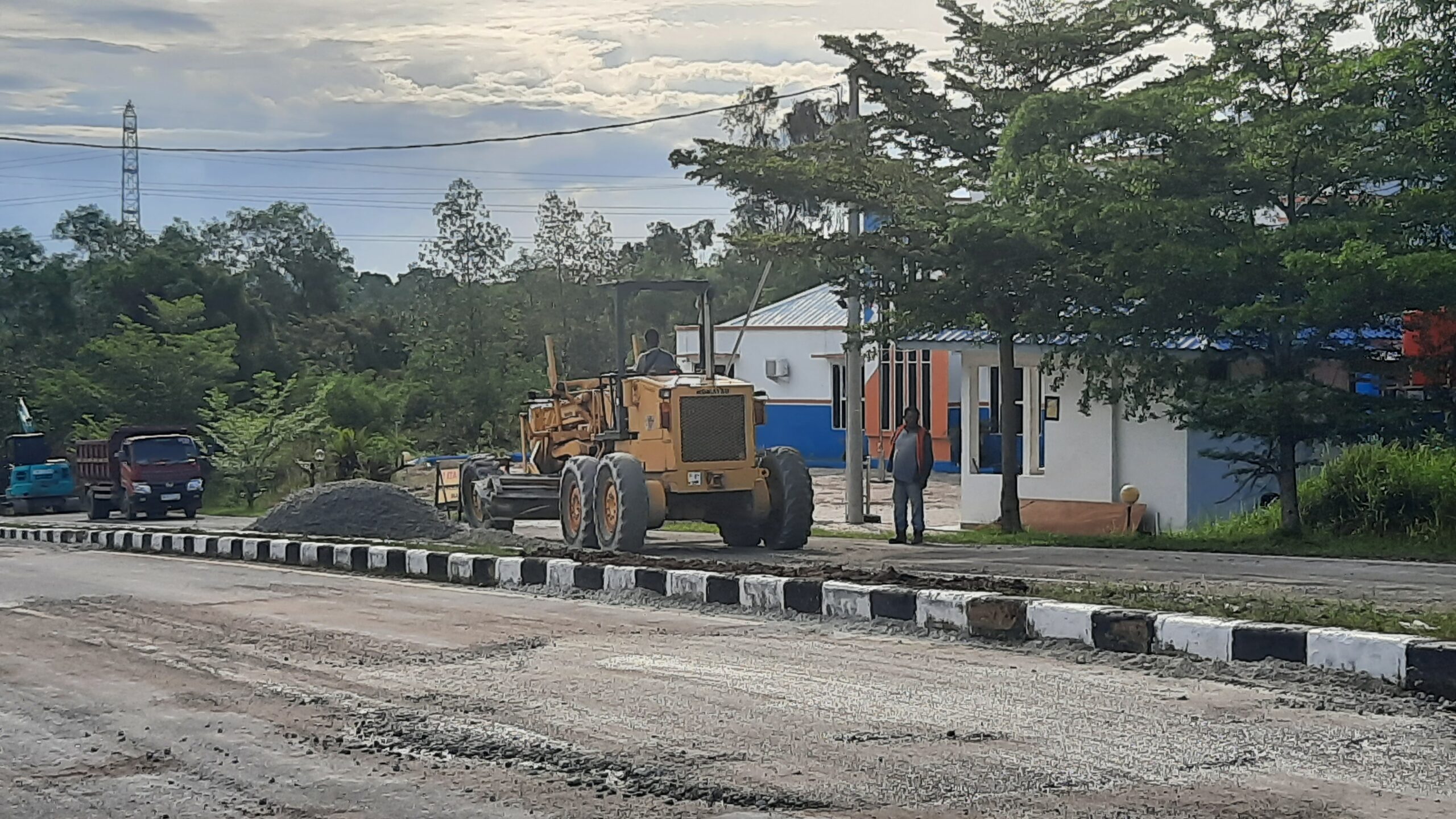 Pengejaran jalan menuju Pelabuhan Tanjungkalian, Mentok, Kabupaten Bangka Barat, Kamis (7/12/2023). (Babelhits.com).