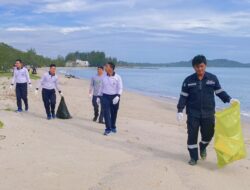 PT Timah Tbk Bersama Lanal Babel Bersihkan Pantai Muara Tengkorak, Kumpulkan Satu Ton Sampah