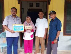 Atap Rumah Bocor Semua, Samson Matsaei Warga Desa Lalang Terima Bantuan dari PT Timah Tbk 