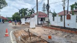 Pekerjaan sedang membangun pedestarian di depan rumah dinas (Rumdin) Bupati Bangka Barat, di Jalan Jenderal Sudirman, Jumat (1/12/2023). (Babelhits.com/Yuranda).