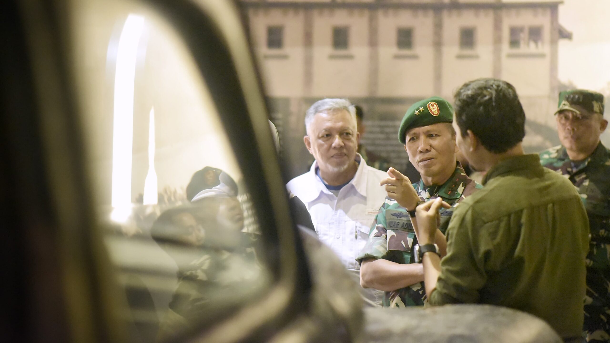 Pangdam II/ Sriwijaya, Mayjen TNI Yanuar bersama Bupati Bangka Barat Sukirman dan rombongan saat melihat mobil Soekarno di Pesanggrahan Menumbing, Minggu (3/12/2023).