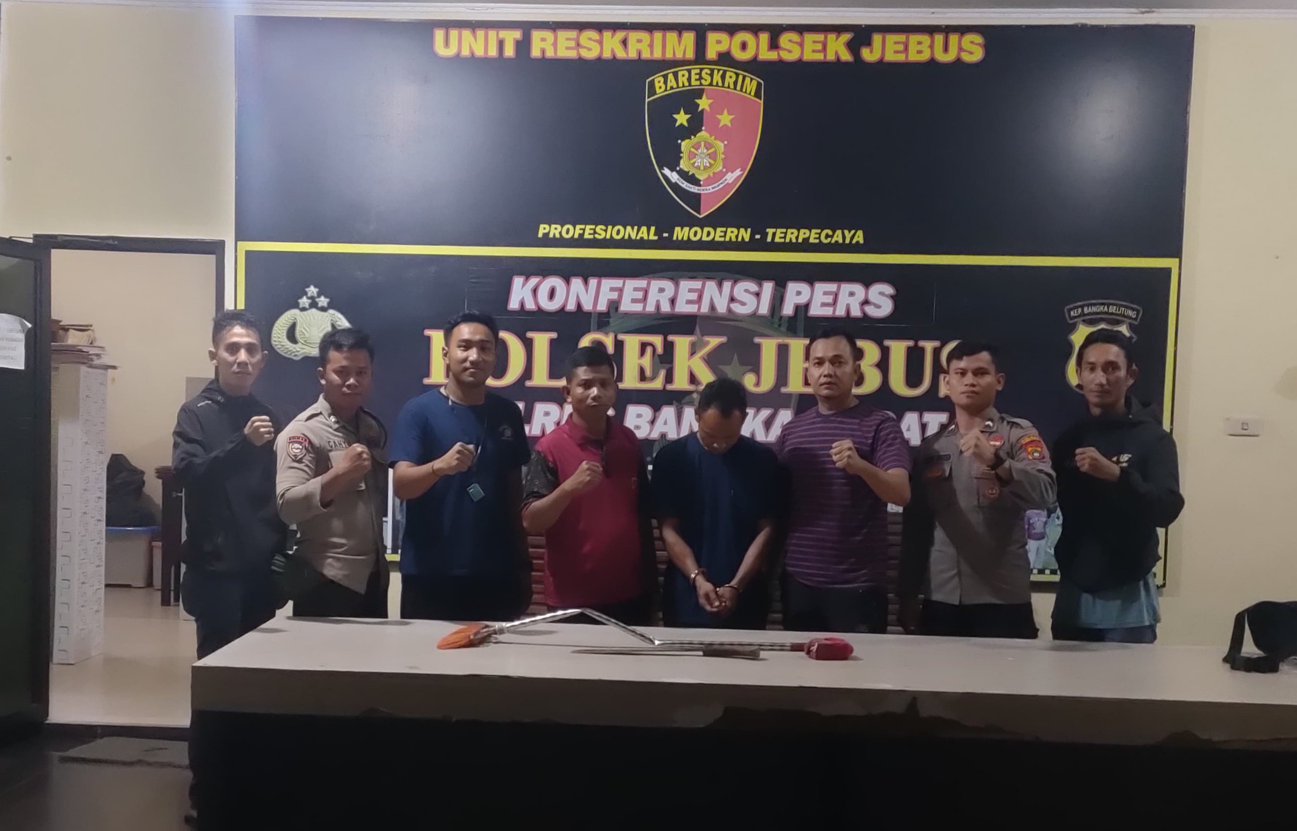 Caption: Jajaran Polsek Jebus amankan Heri Iryandi warga Desa Cupat, Kecamatan Parittiga, diduga lakukan KDRT, Jumat (1/12/2023). (ist/ Polsek Jebus).