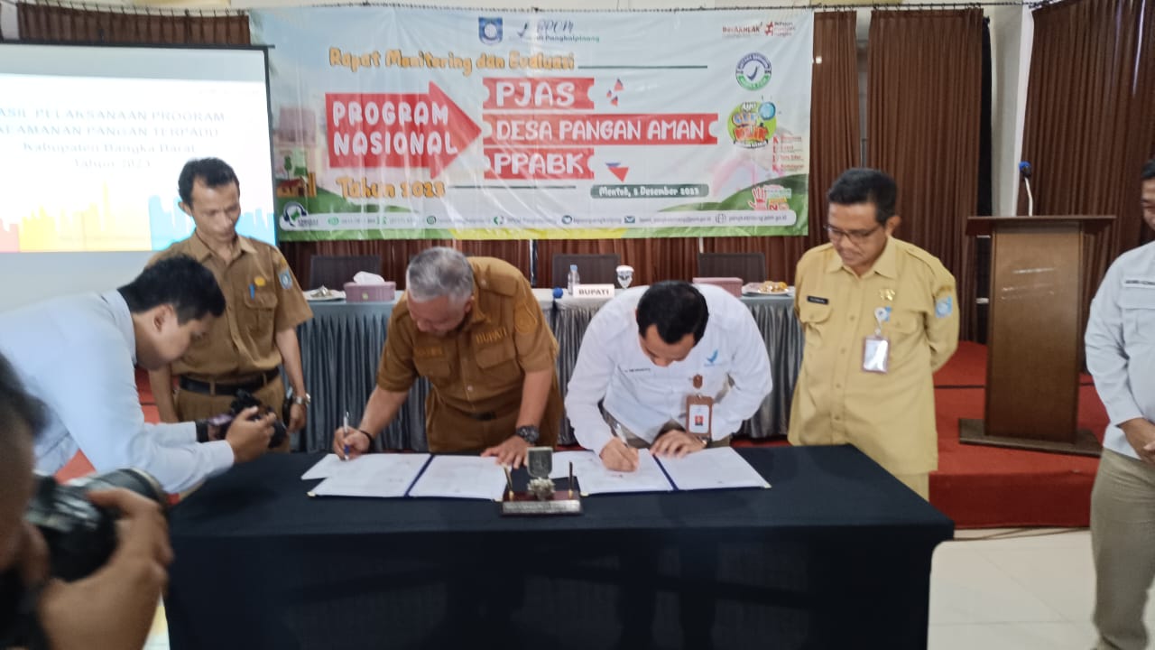 Caption : Bupati Bangka Barat Sukirman dan Kepala BPOM Pangkalpinang Agus Riyanto tanda tangan kerja sama, di KWP Mentok, Selasa (5/12/2023).