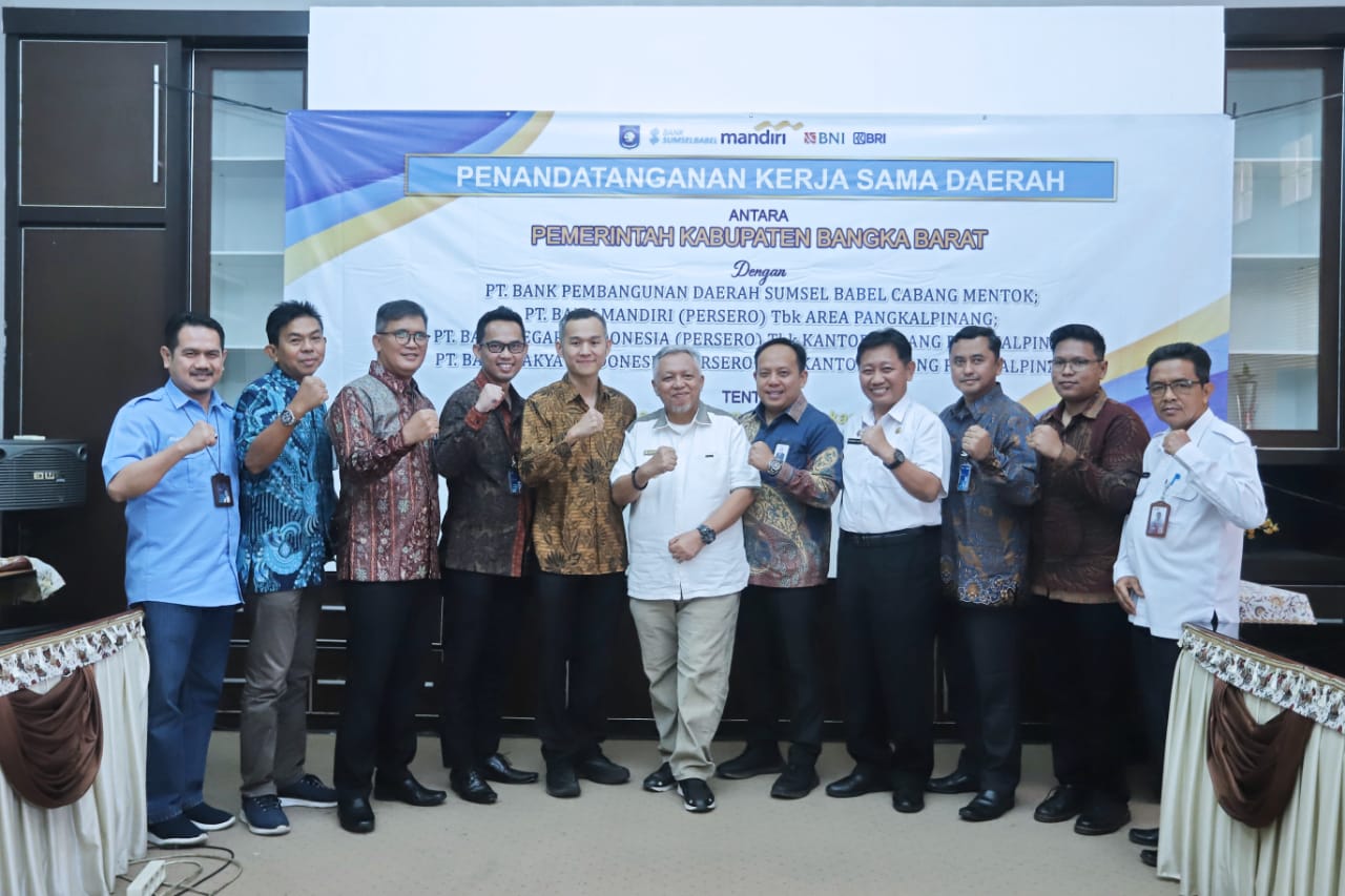 Caption: Bupati Bangka Barat Sukirman tanda tangan MOU dengan Perbankan, di Ruang Operasional, Pemkab Babar, Rabu (6/12/2023). (Ist).