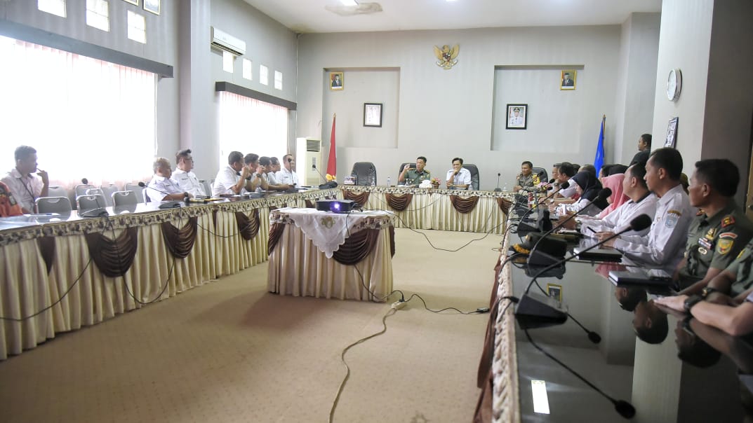 Caption: Pemkab Bangka Barat bersama TNI/Polri gelar rapat koordinasi pencegahan banjir dan wabah penyakit, di OR I, Setda Pemkab Bangka Barat, Rabu (6/12/2023). (Ist).