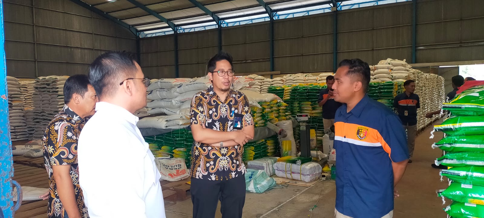 Jajaran Ditreskrimsus Polda Babel datangi cek gudang beras di Kota Pangkalpinang, Kamis (7/12/2023) siang. (Ist/Humas Polda Bangka Belitung).