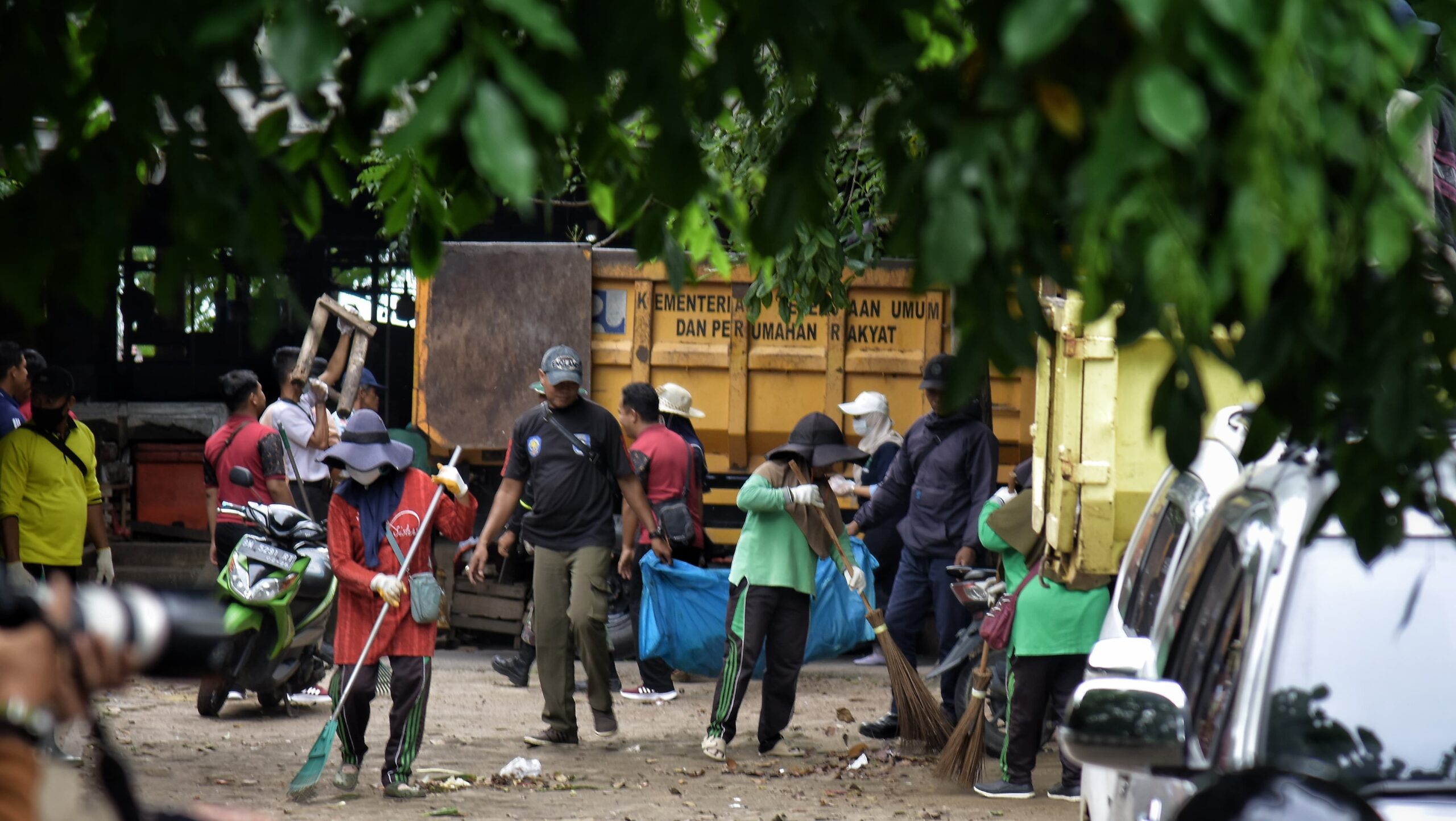Petugas sedang membersihkan lingkungan Pasar Rakyat Mentok, Kamis (7/12/2023). (Ist/Diskominfo Babar).