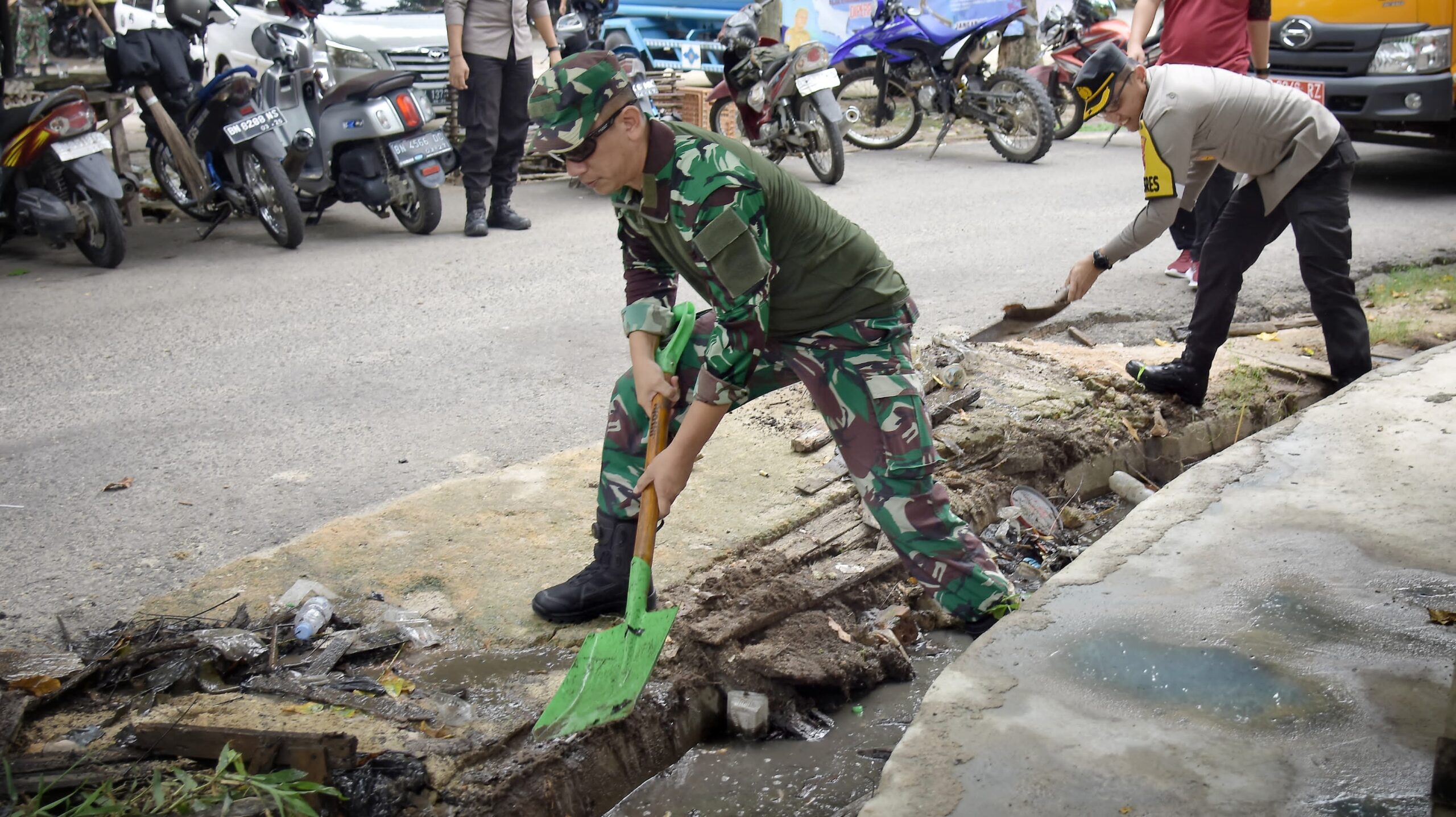 Dandim 0431/Bangka Barat, Letkol Inf Kemas Muhammad Nauval dan Kapolres AKBP Ade Zamrah bersihkan selokan di Pasar Rakyat Mentok, Kamis (7/12/2023). (Ist/Diskominfo Babar).