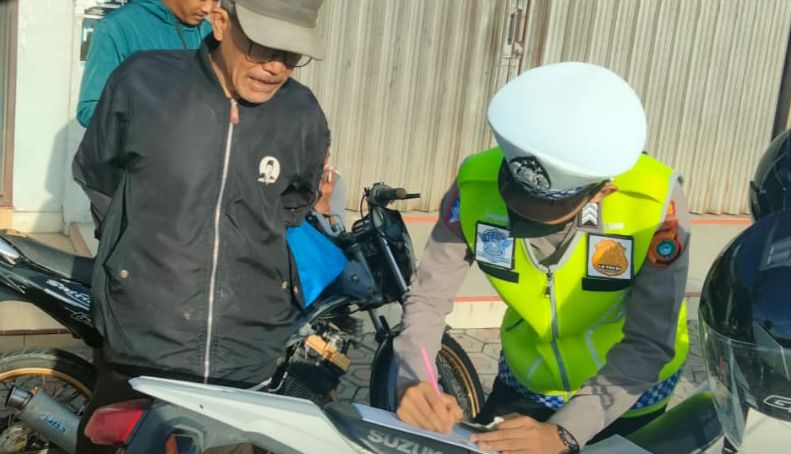 Satlantas Polres Bangka Barat tilang pengendara yang langgar aturan lalulintas di Jalan Jenderal Sudirman Mentok, Minggu (10/12/2023). (ist/Humas Polres Bangka Barat).