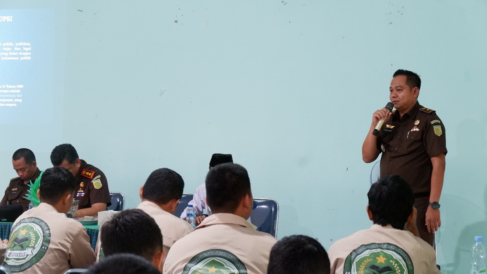 Kasi Pidsus Kejari Bangka Barat Anton Sujarwo berikan materi tindak pidana korupsi di MAN 1 Babar, Senin (11/12/2023). (Ist)