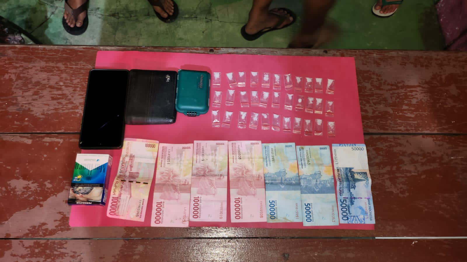 Barang bukti yang diamankan polisi.