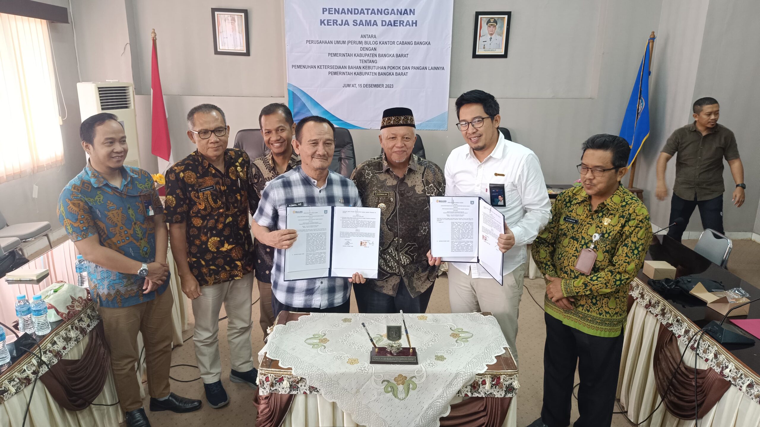 Caption : Pemerintah Bangka Barat dan Pimpinan Perum Bulog Cabang Bangka Akhmad Fahmi Yasin tandatangan kerja sama, di OR 1, Setda Bangka Barat, Jumat (15/12/2023). (Diskominfo Babar)